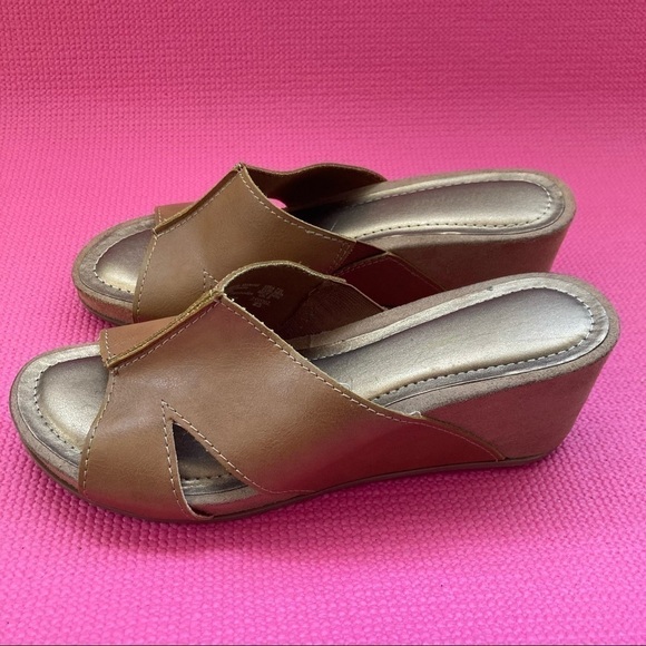 COMFORT PLUs Tan faux leather 2.75" WEDGE HEEL SLIP ON SANDALS SZ  7.5 - Picture 3 of 7